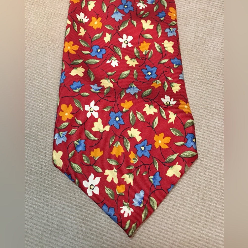 Vtg LAUREN Fabulous FLORAL org/blue/wht flowers over red bg. Silk Neck Tie
